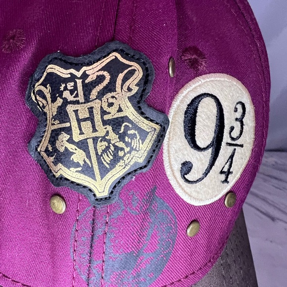 Harry Potter Hogwarts Crest Platform 9 3/4 Hat Maroon Red Adjustable Cap - Picture 2 of 8